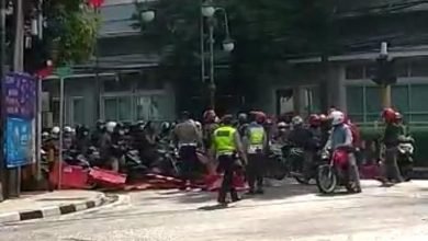 Photo of Viral Pengendara Bongkar Barikade Penutupan Jalan di Bandung