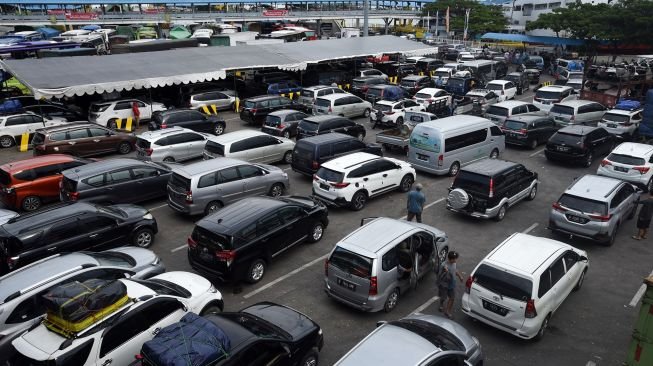 Ratusan kendaraan pribadi yang akan menyeberang ke Pulau Sumatera terjebak kemacetan di Pelabuhan Merak, Banten, Rabu (27/4/2022). ANTARA FOTO
