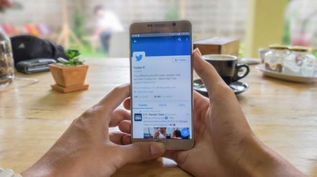 Aplikasi Twitter sedang diakses pada sebuah telepon seluler pintar (Shutterstock).