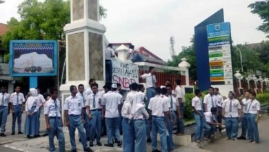 Photo of Ratusan Siswa SMKN 2 Surakarta Terancam Gagal SNBP karena Sekolah Telat Finalisasi PDSS